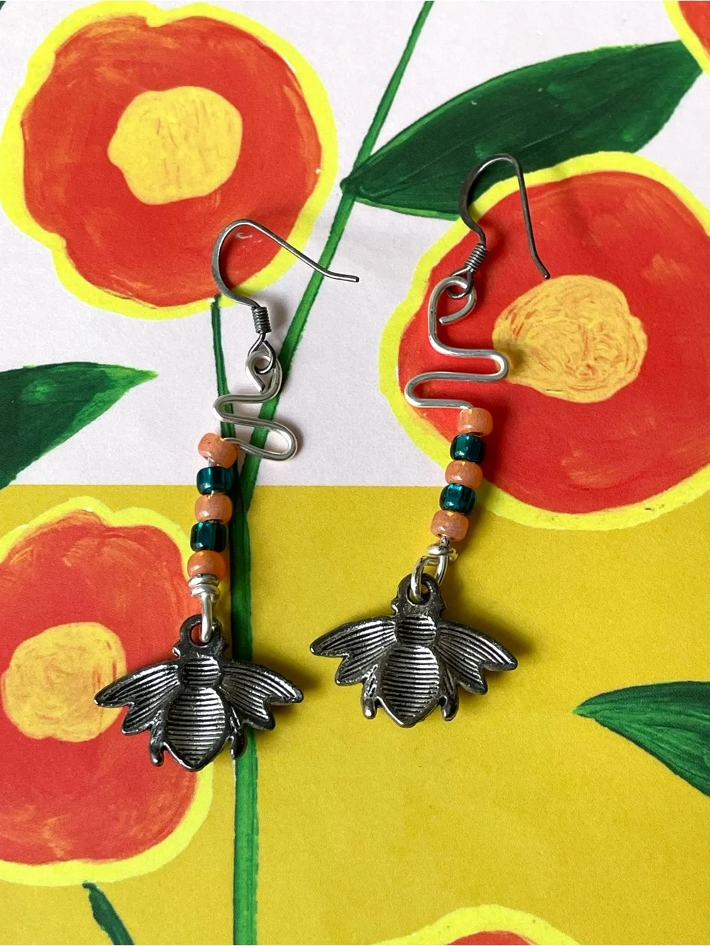 Cute silvertone & beaded dangly bee earrings wilderkind garden summer